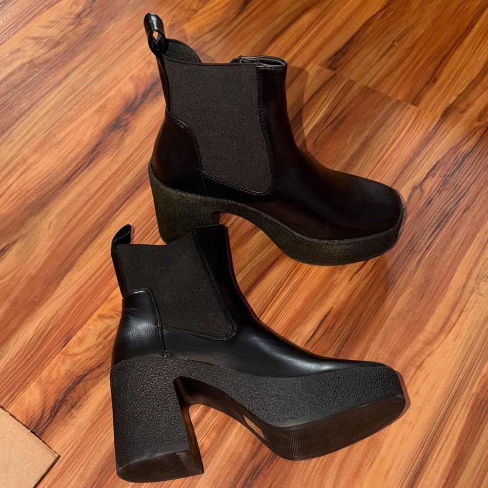 Chic Black Platform Heeled Boots